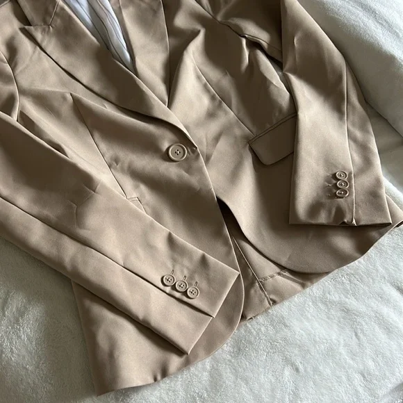 Elegant Tan Women's Blazer - Picture 2 of 6